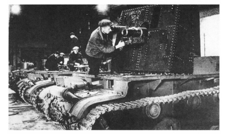 На фото – установка 76,2мм полковой пушки образца 1927 года на шасси танка. Ленинград, завод имени Кирова, 1941 год.