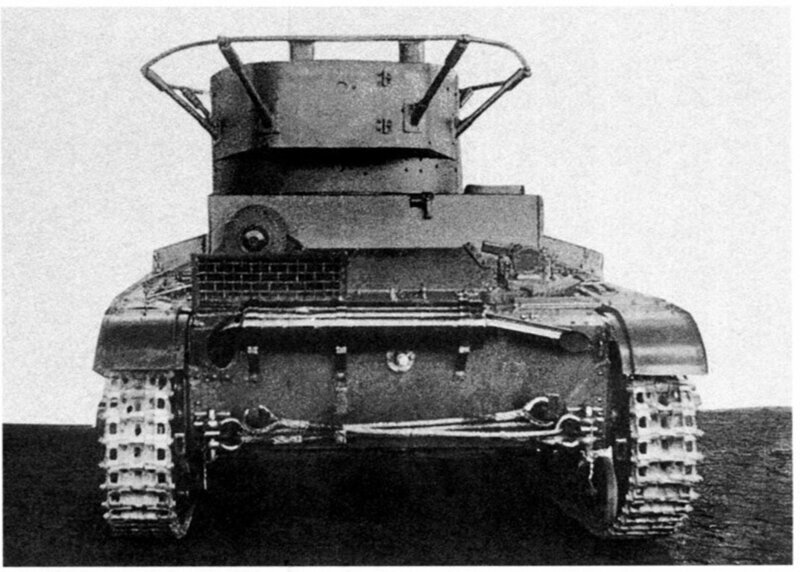 На фото –более поздний танк управления, вид сзади. На башне два антенных ввода – единственное, что внешне отличает танк управления от обычного радийного Т-26. 1935 год