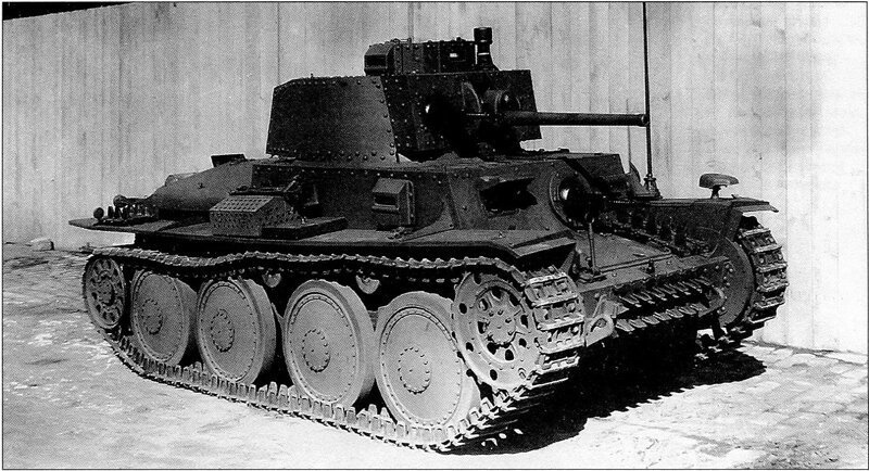 На фото - Pz-38(t) Ausf E (в верху) и Pz-III Ausf F (внизу)