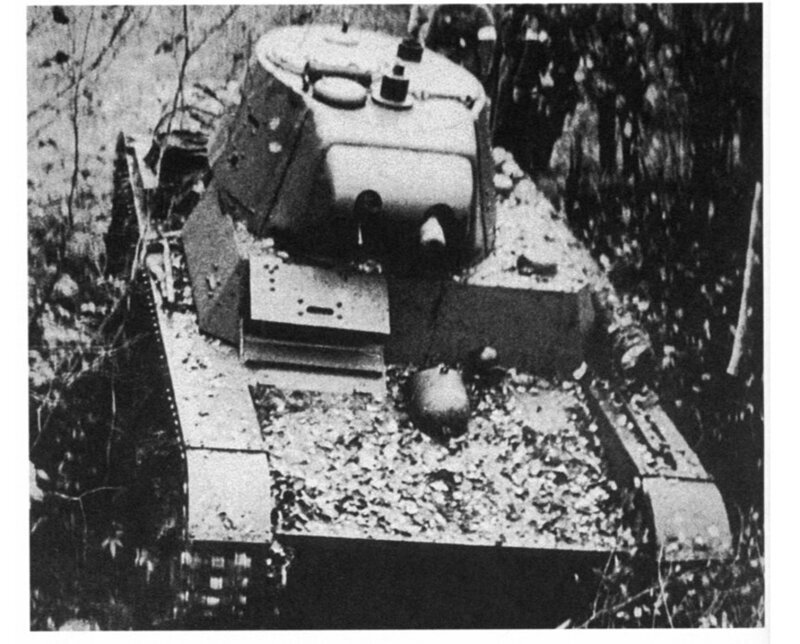 На фото – ХТ-133 на осенних маневрах КоВО, 1940 год.