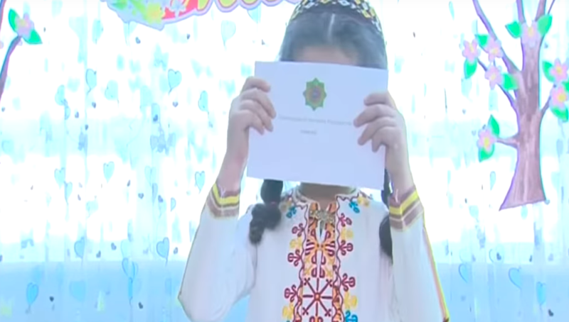 На 8 марта девочкам Туркменистана подарили пустые конверты, а у женщин-водителей отобрали права