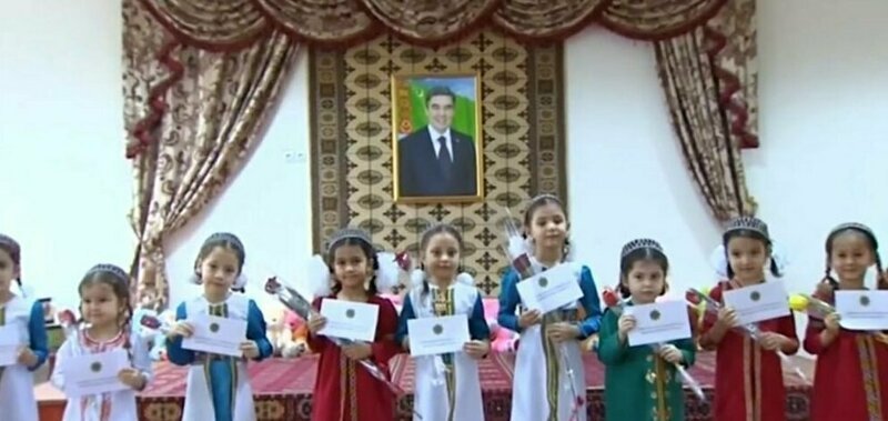 На 8 марта девочкам Туркменистана подарили пустые конверты, а у женщин-водителей отобрали права