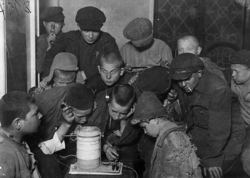 9. Беспризорники в общежитии у приемника слушают радио. Москва, 1925.