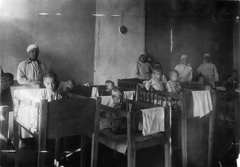 13. Помощь голодающим Поволжья. Сироты, родители которых умерли от голода, в детском доме. Ставрополь, 1921-1922.