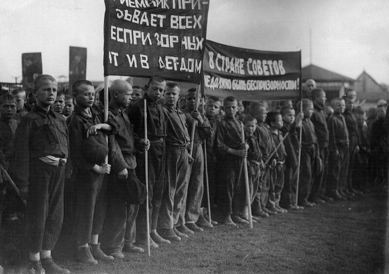 17. Беспризорники на параде. 1925.
