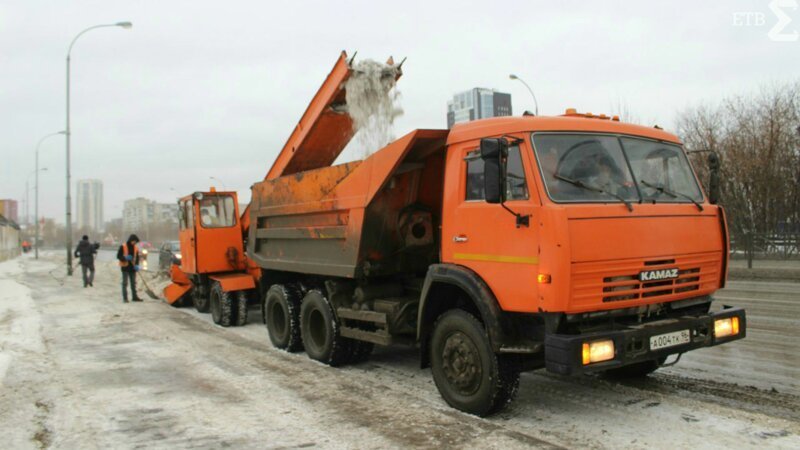 Коммунальщики Екатеринбурга отказались убирать снег, пока его не признают "твердыми отходами"
