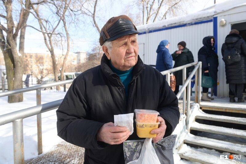 Заслуженный изобретатель СССР стоит в очереди за бесплатным супом