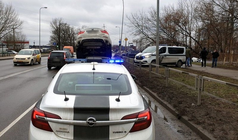 В Риге угнанный BMW наехал на другой автомобиль