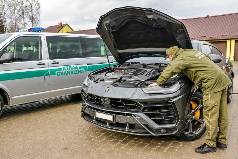 На польской границе "поймали" угнанный кроссовер Lamborghini