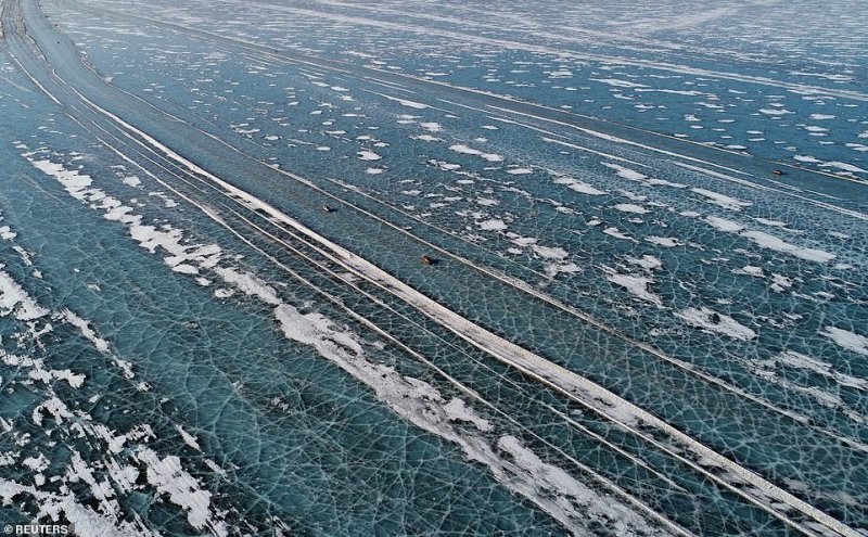 Замерзшая автострада: британцев поразили ледовые переправы в Сибири