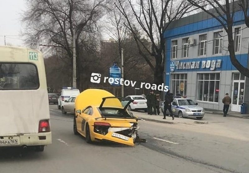 Авария дня.  В Ростове спорткар Audi R8 врезался в военный КамАЗ