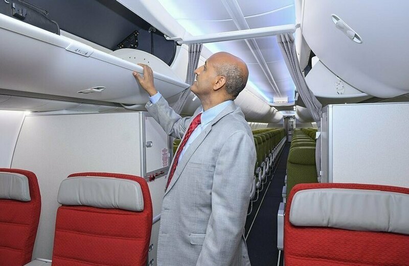 Генеральный директор группы Ethiopian Airlines Теволде Гебремариам на борту нового Boeing 737 Max за 8 месяцев до катастрофы