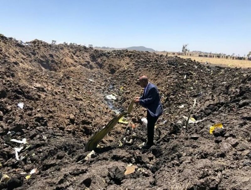 Генеральный директор группы Ethiopian Airlines Теволде Гебремариам прибыл на место трагедии