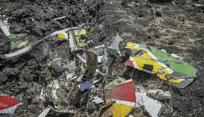 Обломки самолета, с изображением цветов эфиопского флага, на месте крушения