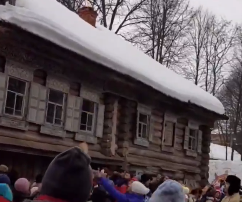 "Как собакам": в Нижегородской области празднующим Масленицу бросали блины с балкона 