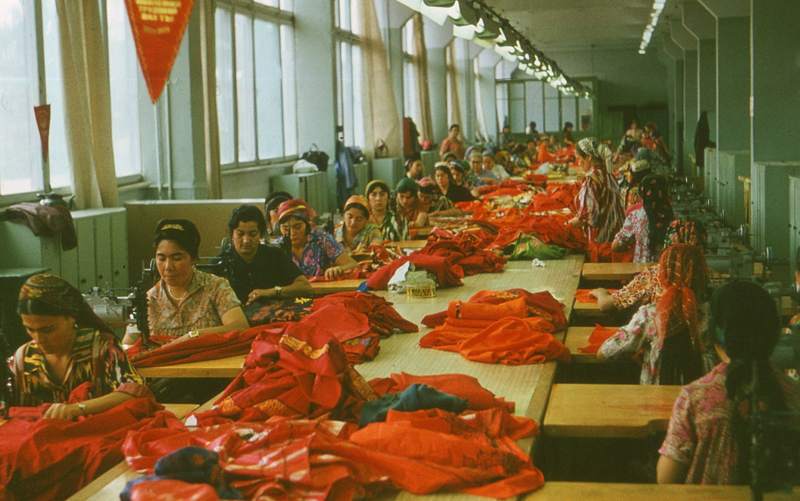 Самарканд. Шелковые ткани используются на Самаркандской шелковой фабрике для изготовления праздничной одежды для женщин