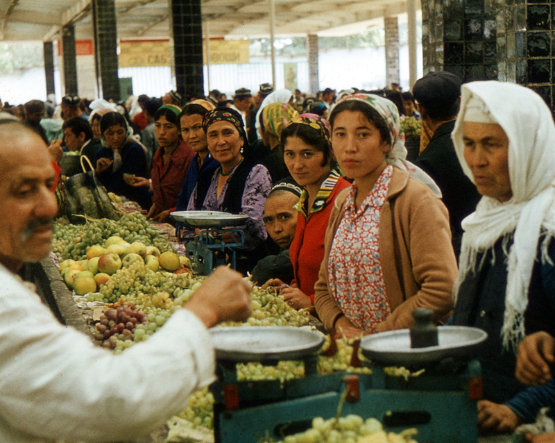 Самарканд. На этом рыночном прилавке продаются в основном виноград и яблоки