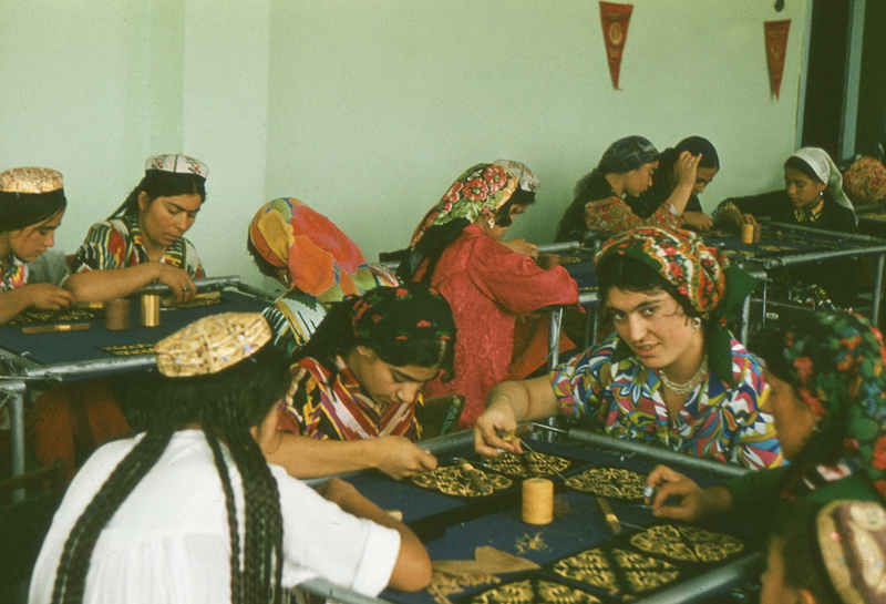 Самарканд. Молодые женщины на фабрике, специализирующейся на серебряной вышивке, делают «Тюбетейки», типичный узбекский головной убор