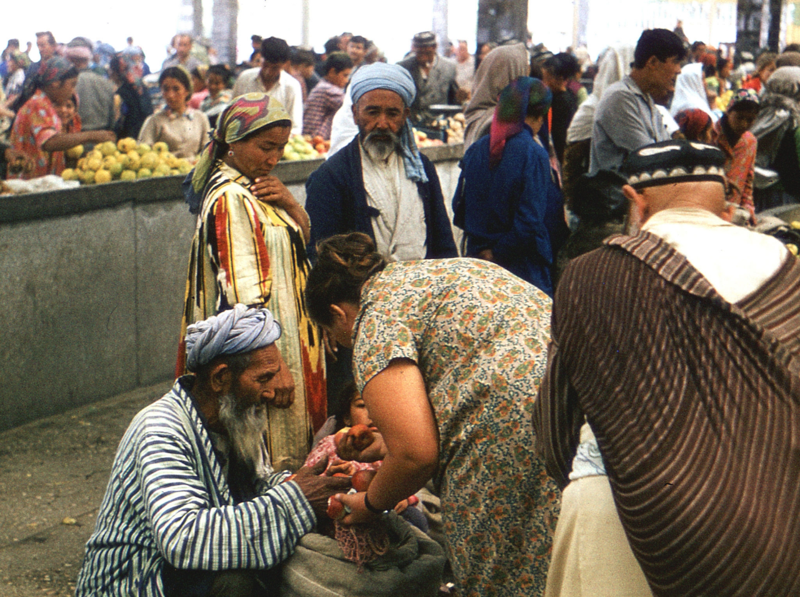 Самарканд. На рынке женщина покупает яблоки у старика