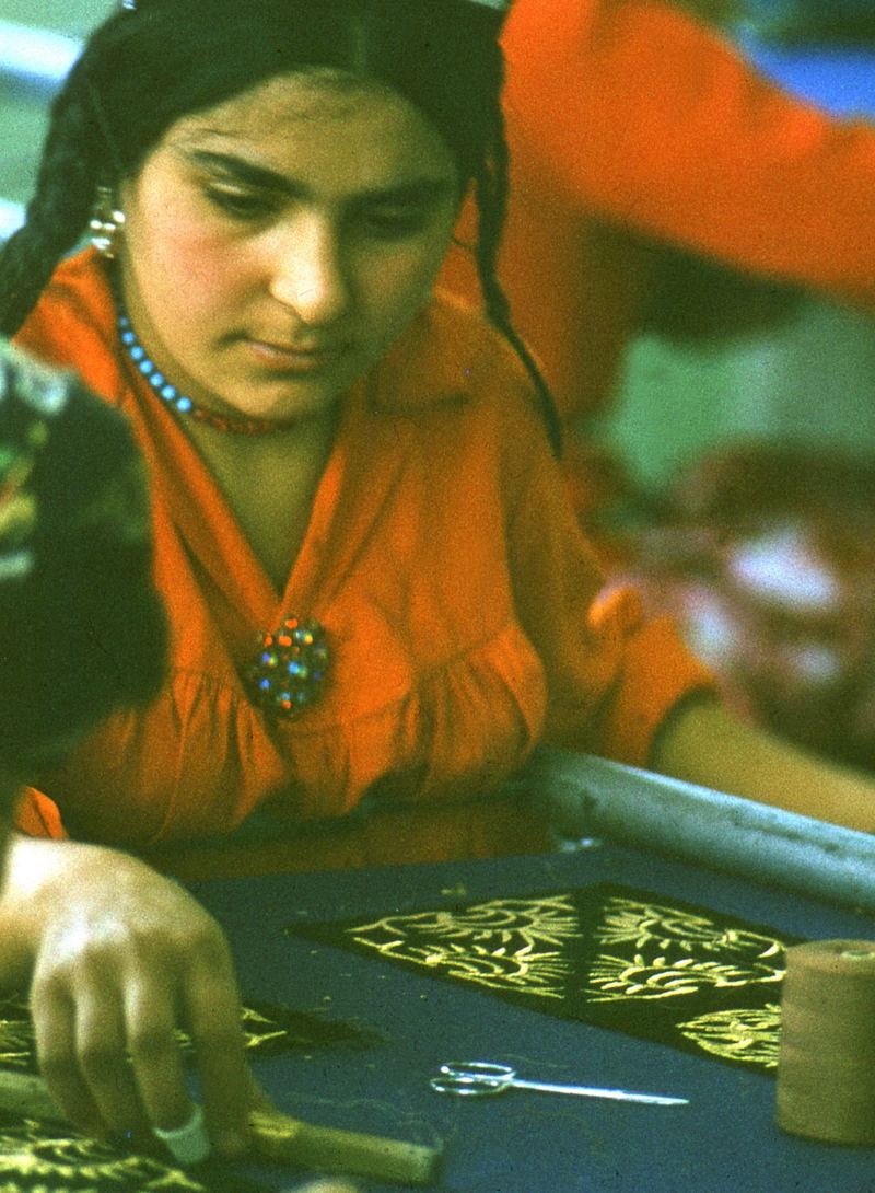 Самарканд. Молодые женщины на фабрике, специализирующейся на серебряной вышивке, делают «Тюбетейки», типичный узбекский головной убор