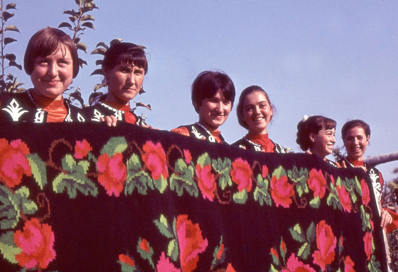 Молдавия. В городе Комрат, административном центре гагаузского меньшинства, шесть молодых женщин держат в руках коврик, сотканный ими на местной фабрике