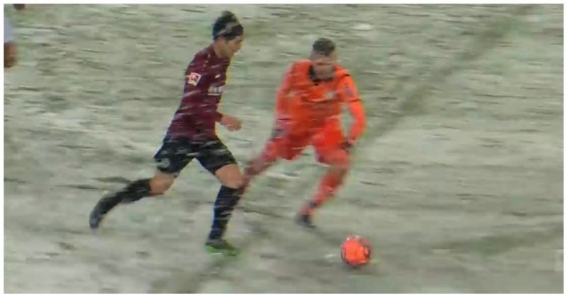 Снегопад помешал футболисту забить мяч в пустые ворота
