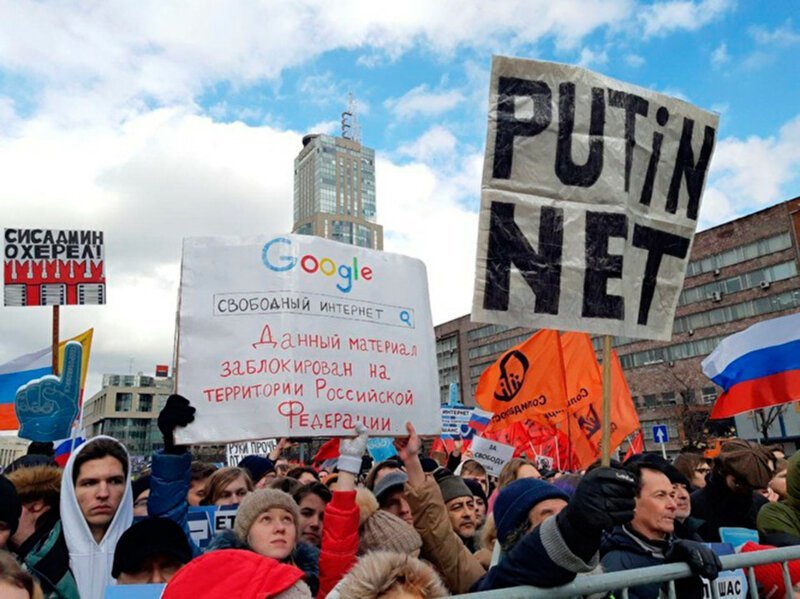 За свободный интернет: активисты возвели "могилу" Путина в Набережных Челнах