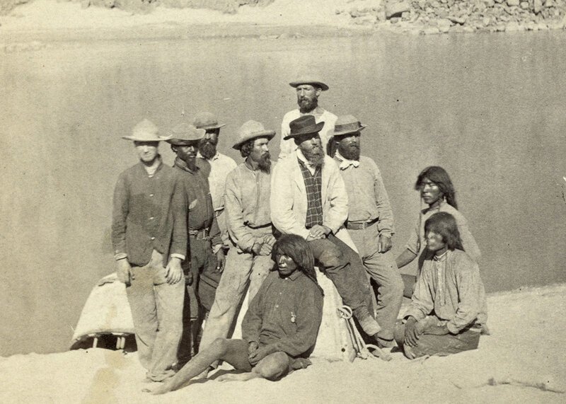 8. Во время экспедиции в команде фотографа О'Салливана (четвертый слева) были солдаты, ученые, художники. На снимке также запечатлены трое местных жителей и река Колорадо. 1871 год:
