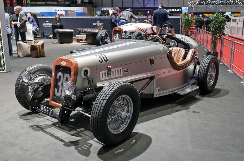 Фирма Devinci, основанная французским гонщиком Жан-Филиппом Дайро, предлагает открытые автомобили в духе 30-х годов с электрической начинкой