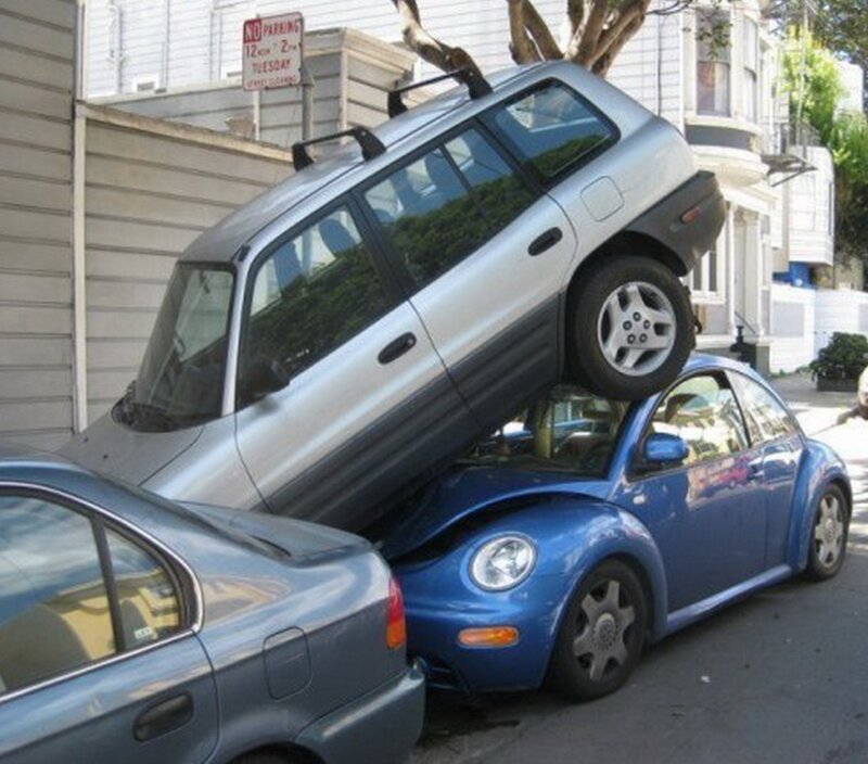 Соседи запретили женщине парковать авто во дворе, но та не сдалась и обратилась в суд