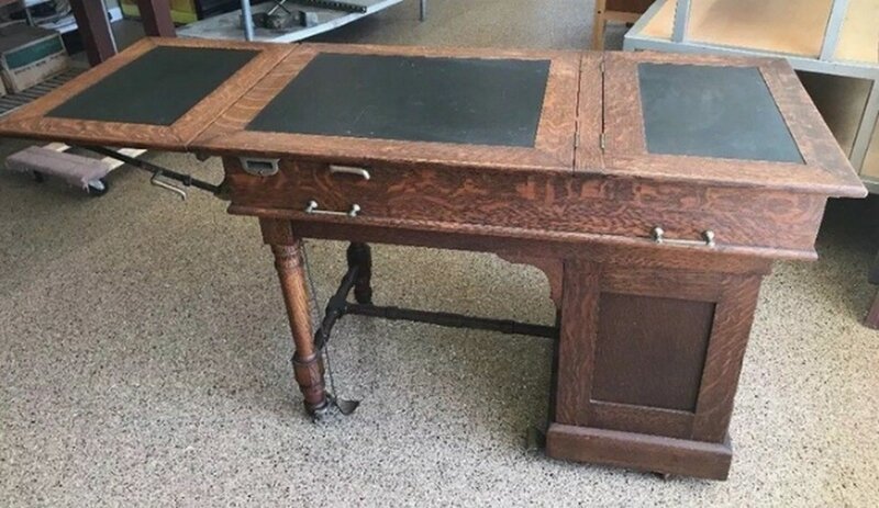 Это специальный старинный стол для гинекологических и медицинских осмотров. В планках дырки сделаны для упора ног. Вот несколько аналогичных конструкций