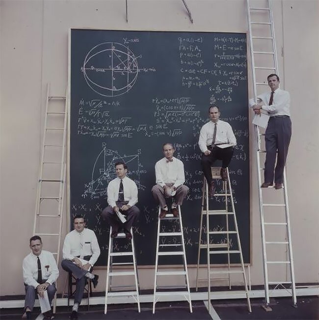 9. Ученые NASA позируют перед доской расчетов