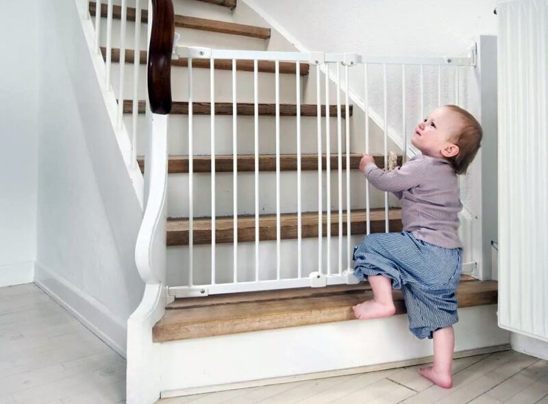 Как закрыть лестницу от ребенка своими руками?