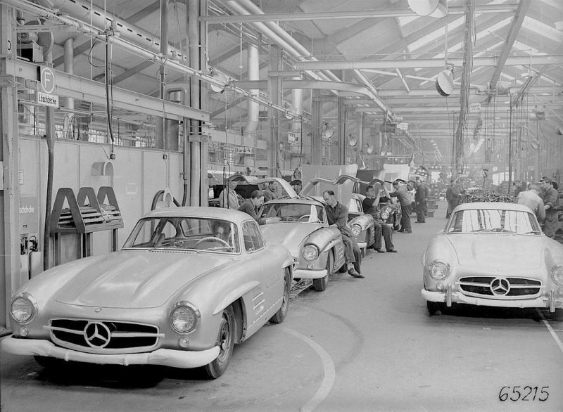 Ручная сборка родстеров Mercedes-Benz в 1958 году