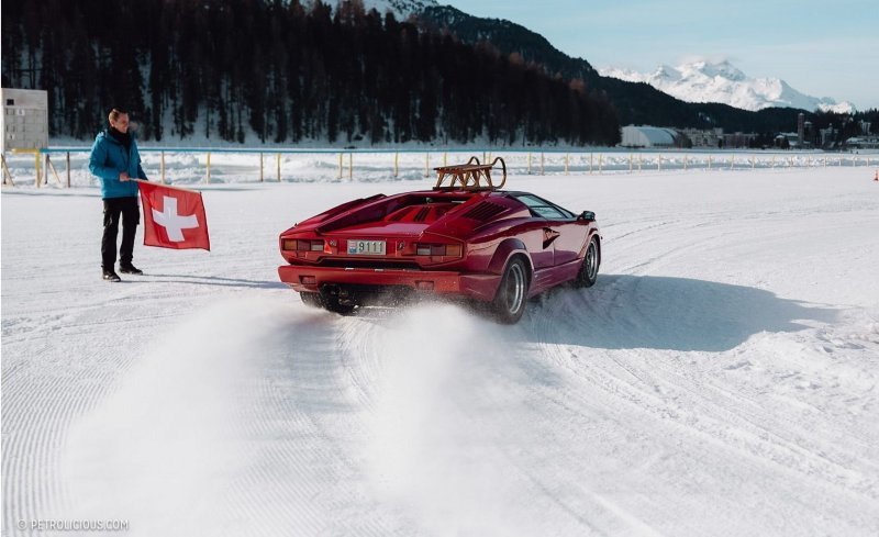 Покатушки по снегу на классических суперкарах на горнолыжном курорте в швейцарских Альпах