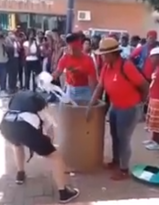 Расизм как он есть: белому мужчине в ЮАР не дают выбросить мусор