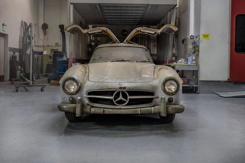 Как выглядит простоявший 60 лет в гараже Mercedes-Benz 300SL Gullwing 