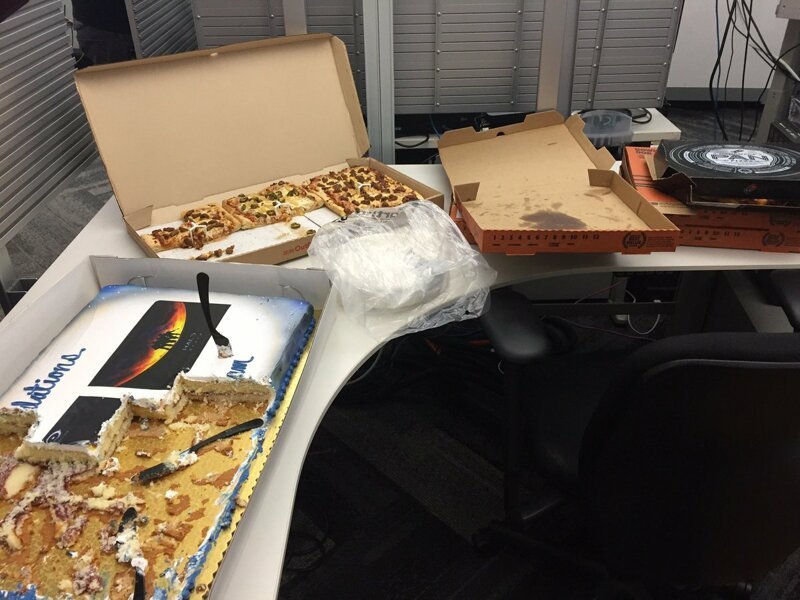 Люди продолжают присылать команде пиццу. Эта гора на моём столе. Она довольно большая.