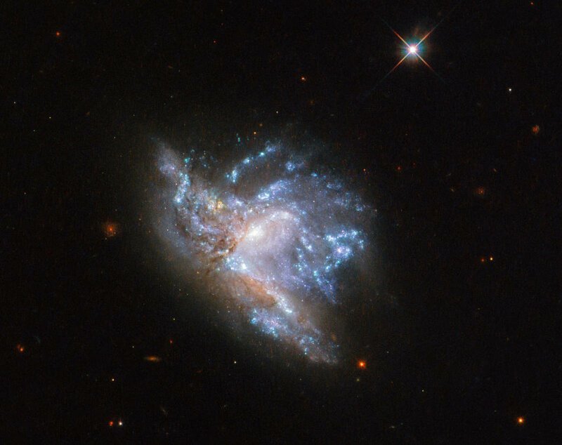NGC 6052 расположен в созвездии Геркулеса и находится в 230 миллионах световых лет от Земли