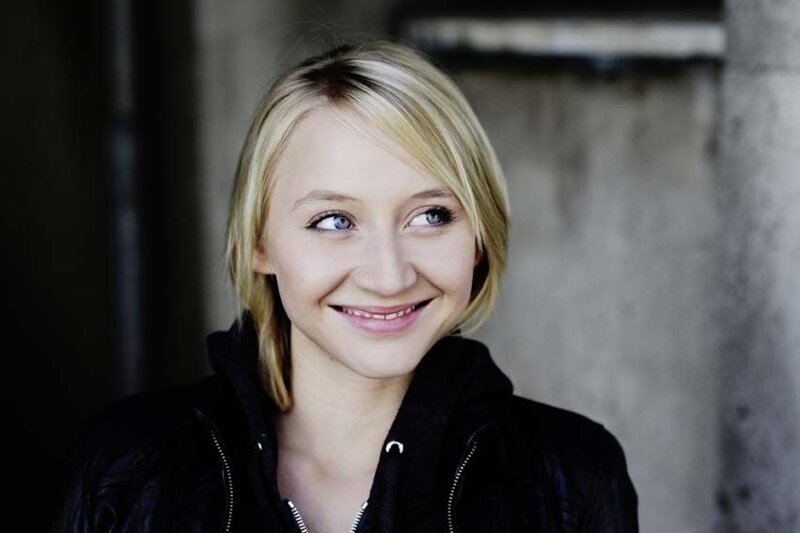 Анна Мария Мюэ: роль Эльзы " Красавица и чудовище ", заменена на Корнелию Грешель.