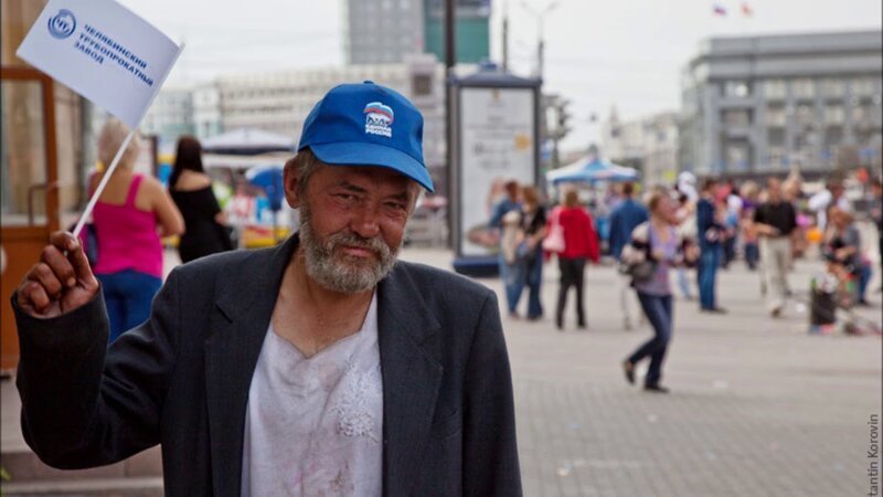Защитник прав человека предложил российским семьям "усыновлять" бездомных