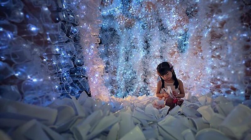 Художник создал завораживающую «кристальную» пещеру из 18 тысяч пластиковых стаканчиков