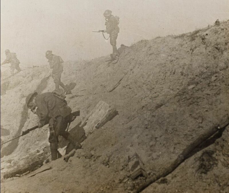 Британская пехота идёт в атаку сквозь облака газа на Ипре, 1917 год.