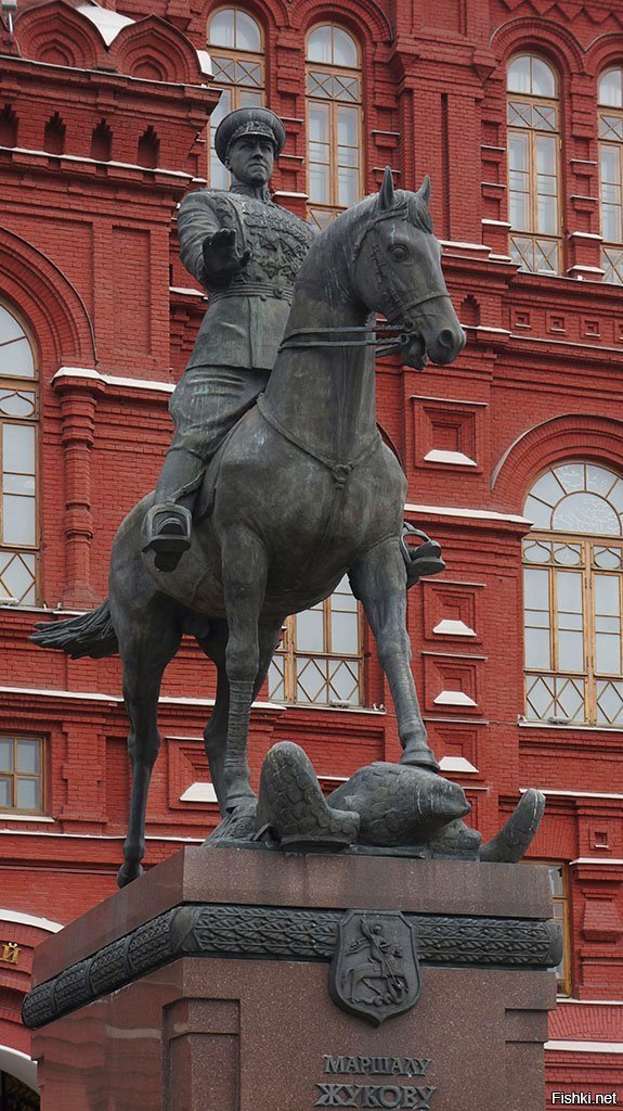 Конь на красной площади. Памятник Жукову в Москве на красной площади. Маршал Жуков памятник на красной площади. Памятник маршалу Жукову. Памятник маршалу Жукову на Манежной площади.