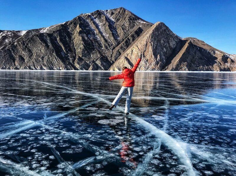 Российский фотограф снял удивительные ледяные узоры Байкала
