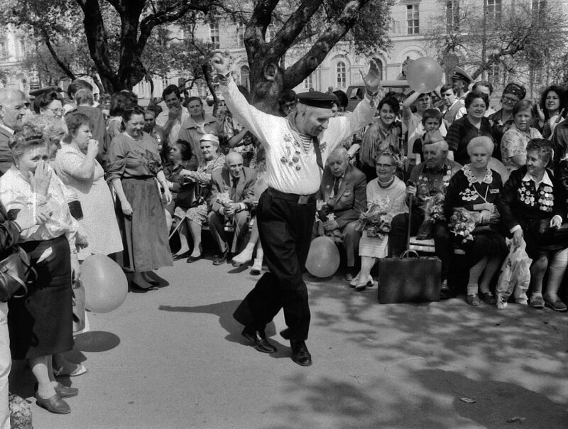 1 мая 90. Танцы 90-х. Танцы в 90х годах на улице. День Победы 90-х. Танцы 90-х годов фото.