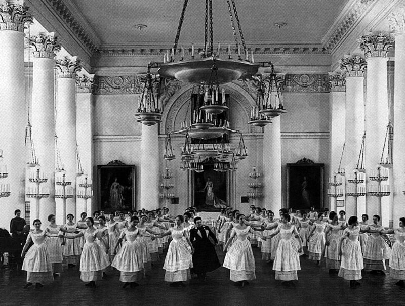 Воспитанницы Смольного института благородных девиц на уроке танцев, 1889 год
