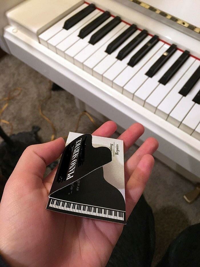 Визитная карточка настройщика пианино, сделанная в форме открывающегося рояля