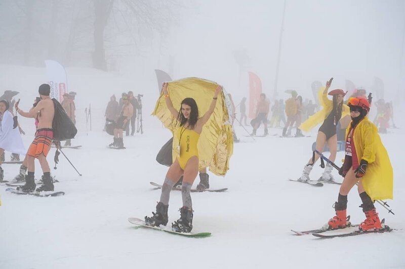 900 лыжников и сноубордистов съехали с горы в купальниках