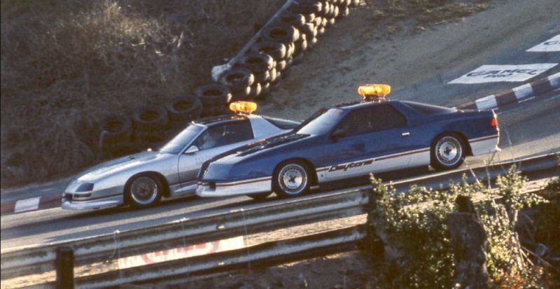 Пейс-кары PPG 1983 года на гонке в Лагуна-Сека: Dodge Daytona Turbo Z и Chevrolet Camaro Z28. Можно заметить, что они отличаются от серийных не только окраской, но и обвесом